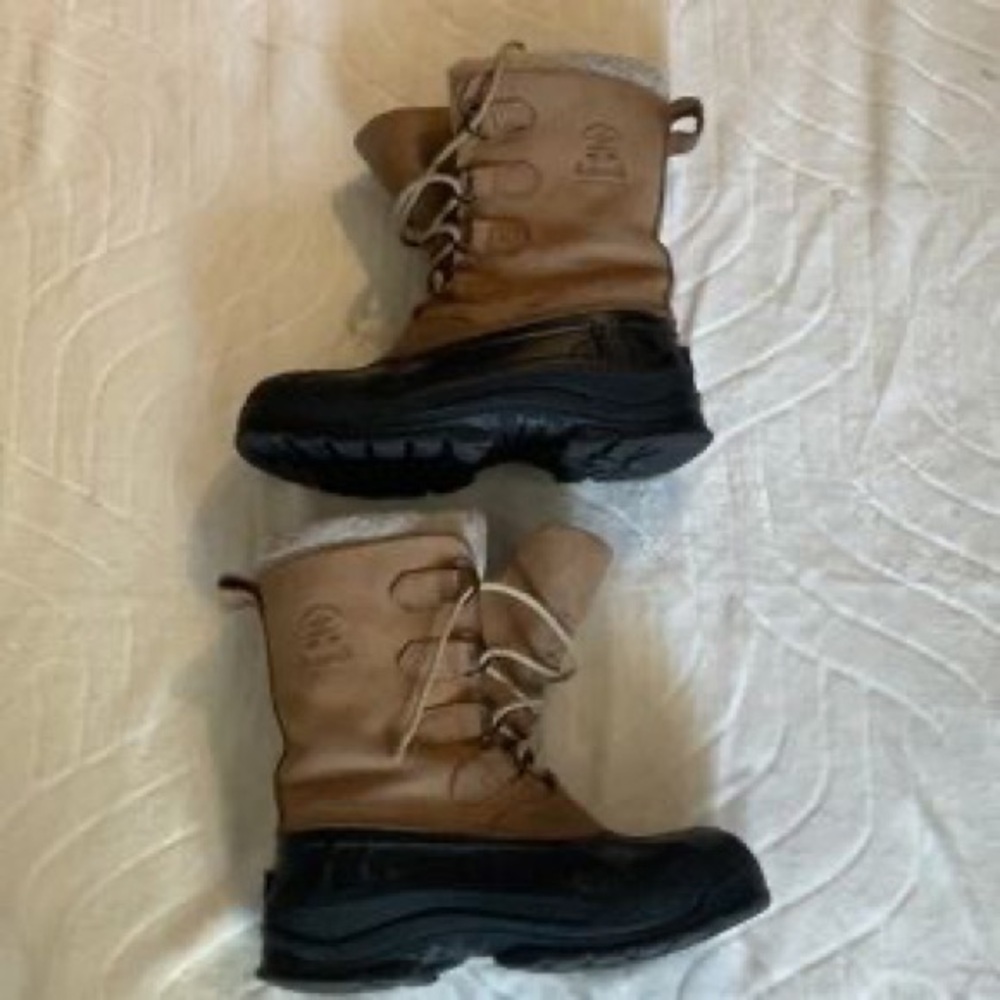 Insulated Lace-Up Winter Boots in Tan and Black